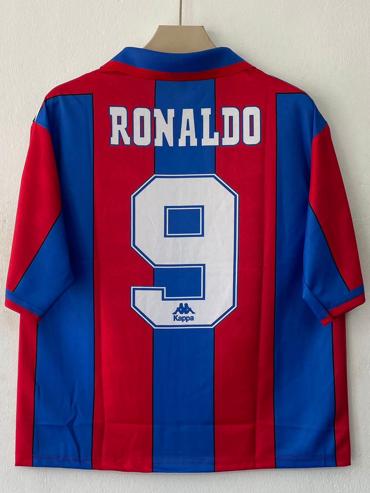 FC BARCELONA 1996 - 1997 COLLAR FIVE SLEEVE HOME JERSEY RONALDO