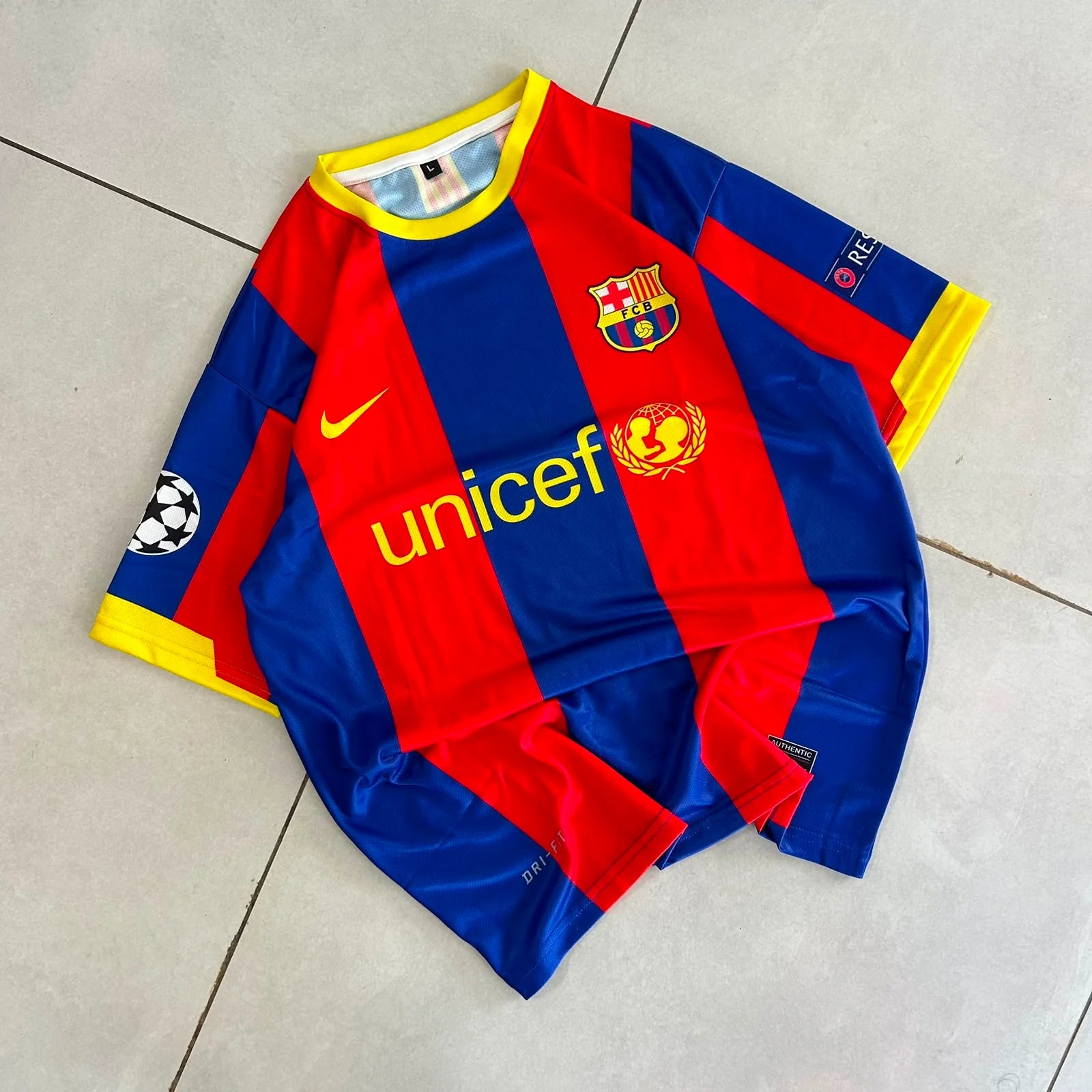 FC BARCELONA 2010 - 2011 RETRO HOME JERSEY MESSI