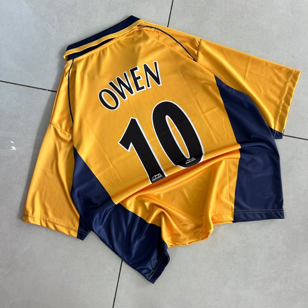 LIVERPOOL 2000 - 2002 AWAY JERSEY COLLAR FIVE SLEEVE OWEN