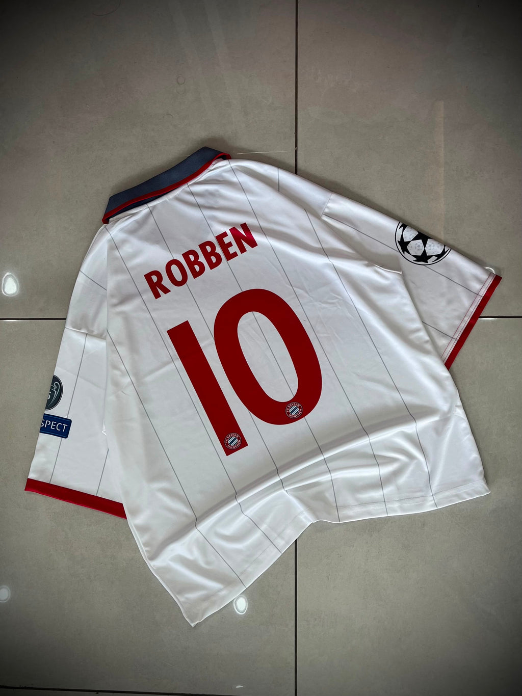 BAYERN MUNICH 2009 - 2010 COLLAR FIVE SLEEVE THIRD JERSEY ROBBEN