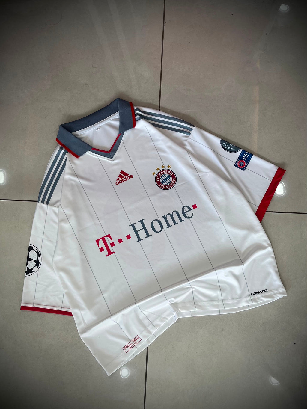 BAYERN MUNICH 2009 - 2010 COLLAR FIVE SLEEVE THIRD JERSEY ROBBEN